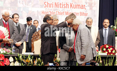 Jammu, Indien. 08 Jan, 2018. Wirtschaftswissenschaftler, Autor und Britische Indischer Politiker, Lord Meghnad Desai und Bihar Chief Minister Nitish Kumar Besuche und liefert erste Mufti Mohammed Sayeed Memorial Lecture auf der zweiten Todestages des ehemaligen Ministerpräsidenten und Völker Demokratische Partei (PDP) Gründer Mufti Mohammed Sayeed in Jammu. Credit: Shilpa Thakur/Pacific Press/Alamy leben Nachrichten Stockfoto