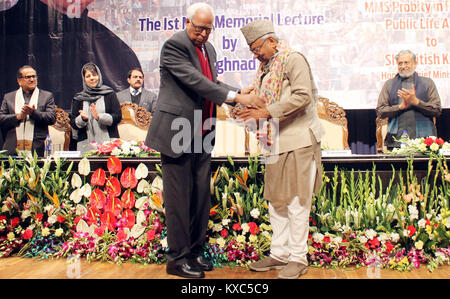 Jammu, Indien. 08 Jan, 2018. Wirtschaftswissenschaftler, Autor und Britische Indischer Politiker, Lord Meghnad Desai und Bihar Chief Minister Nitish Kumar Besuche und liefert erste Mufti Mohammed Sayeed Memorial Lecture auf der zweiten Todestages des ehemaligen Ministerpräsidenten und Völker Demokratische Partei (PDP) Gründer Mufti Mohammed Sayeed in Jammu. Credit: Shilpa Thakur/Pacific Press/Alamy leben Nachrichten Stockfoto