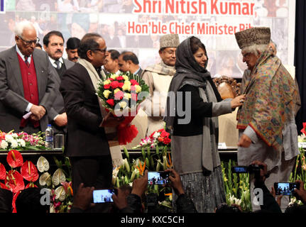 Jammu, Indien. 08 Jan, 2018. Wirtschaftswissenschaftler, Autor und Britische Indischer Politiker, Lord Meghnad Desai und Bihar Chief Minister Nitish Kumar Besuche und liefert erste Mufti Mohammed Sayeed Memorial Lecture auf der zweiten Todestages des ehemaligen Ministerpräsidenten und Völker Demokratische Partei (PDP) Gründer Mufti Mohammed Sayeed in Jammu. Credit: Shilpa Thakur/Pacific Press/Alamy leben Nachrichten Stockfoto