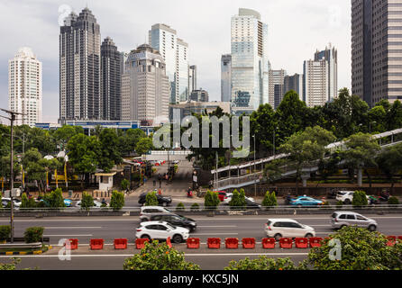 Der Verkehr auf der Gatot Subroto Highway vor der South Central Business District in Jakarta von der Semanggi Schnittpunkt, Indonesien Hauptstadt. Stockfoto