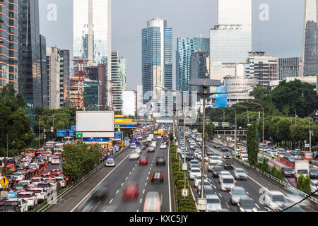 Starker Verkehr während der Rush Hour auf der Gatot Subroto Autobahn in Jakarta Geschäftsgebiets in Indonesien Hauptstadt. Die Stadt ist bekannt für ihre Stockfoto