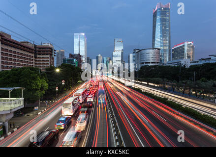 Starker Verkehr während der Rush Hour auf der Gatot Subroto Autobahn in Jakarta Geschäftsgebiets bei Nacht in Indonesien Hauptstadt. Die Stadt ist bekannt Stockfoto