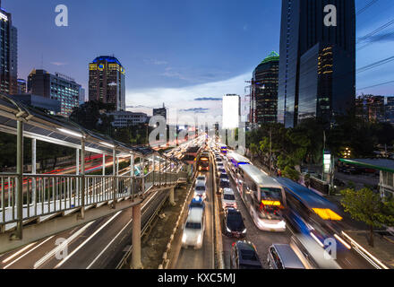 Starker Verkehr während der Rush Hour auf der Gatot Subroto Autobahn in Jakarta Geschäftsgebiets bei Nacht in Indonesien Hauptstadt. Die Transjakarta bus Stockfoto