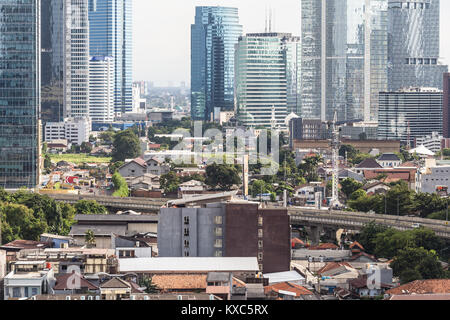 Erhöhte Straße in der belebten Geschäftsviertel Kuningan Distrikt im Herzen von Jakarta, Indonesien Hauptstadt und die größte Stadt in Südostasien Stockfoto