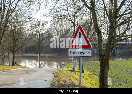 Hohe Flut, Straßensperrung in Deutschland Stockfoto