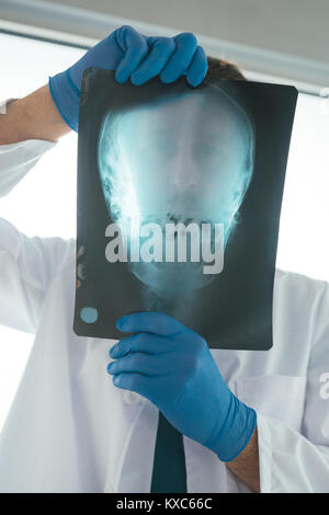 Arzt Prüfung x-ray der Schädel des Patienten in eine Klinik. Healthcare Professional Analyse imaging Test der menschlichen Kopf. Stockfoto