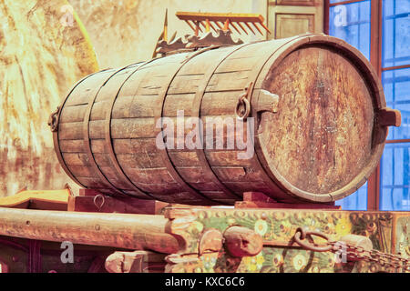 Antikes Holzfass auf Warenkorb Stockfoto