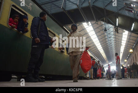 Indische Fischer kommen an einem Bahnhof, nachdem Sie von einem Gefängnis in Karachi als Geste des guten Willens in die Warteschlange board Veröffentlicht in Bussen auf den Weg für ihre Heimat Indien Kreuzung über wagha Grenze in Lahore. Pakistan Behörden 147 indische Fischer als Geste des guten Willens für das Übertreten hielt in seiner Hoheitsgewässer freigegeben, sagten Beamte. Indische und Pakistanische Fischer sind regelmäßig in Gewahrsam genommen für die illegale Fischerei seit dem Arabischen Meer Grenze ist nicht eindeutig definiert und viele Boote nicht über die Technologie, Ihre genaue Position zu fixieren. (Foto von Rana Sajid Hussain/Pacific Press) Stockfoto