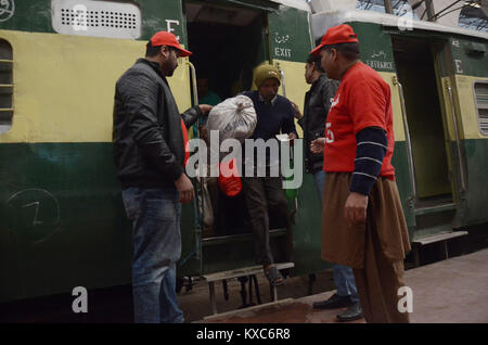 Indische Fischer kommen an einem Bahnhof, nachdem Sie von einem Gefängnis in Karachi als Geste des guten Willens in die Warteschlange board Veröffentlicht in Bussen auf den Weg für ihre Heimat Indien Kreuzung über wagha Grenze in Lahore. Pakistan Behörden 147 indische Fischer als Geste des guten Willens für das Übertreten hielt in seiner Hoheitsgewässer freigegeben, sagten Beamte. Indische und Pakistanische Fischer sind regelmäßig in Gewahrsam genommen für die illegale Fischerei seit dem Arabischen Meer Grenze ist nicht eindeutig definiert und viele Boote nicht über die Technologie, Ihre genaue Position zu fixieren. (Foto von Rana Sajid Hussain/Pacific Press) Stockfoto