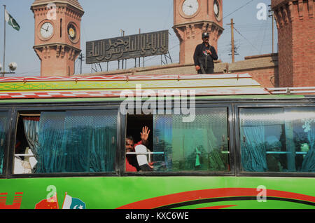 Indische Fischer kommen an einem Bahnhof, nachdem Sie von einem Gefängnis in Karachi als Geste des guten Willens in die Warteschlange board Veröffentlicht in Bussen auf den Weg für ihre Heimat Indien Kreuzung über wagha Grenze in Lahore. Pakistan Behörden 147 indische Fischer als Geste des guten Willens für das Übertreten hielt in seiner Hoheitsgewässer freigegeben, sagten Beamte. Indische und Pakistanische Fischer sind regelmäßig in Gewahrsam genommen für die illegale Fischerei seit dem Arabischen Meer Grenze ist nicht eindeutig definiert und viele Boote nicht über die Technologie, Ihre genaue Position zu fixieren. (Foto von Rana Sajid Hussain/Pacific Press) Stockfoto