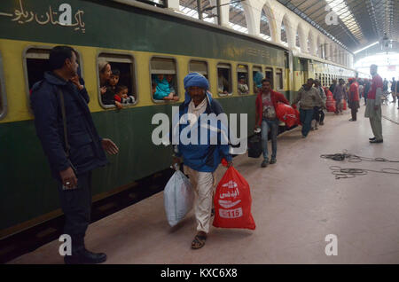 Indische Fischer kommen an einem Bahnhof, nachdem Sie von einem Gefängnis in Karachi als Geste des guten Willens in die Warteschlange board Veröffentlicht in Bussen auf den Weg für ihre Heimat Indien Kreuzung über wagha Grenze in Lahore. Pakistan Behörden 147 indische Fischer als Geste des guten Willens für das Übertreten hielt in seiner Hoheitsgewässer freigegeben, sagten Beamte. Indische und Pakistanische Fischer sind regelmäßig in Gewahrsam genommen für die illegale Fischerei seit dem Arabischen Meer Grenze ist nicht eindeutig definiert und viele Boote nicht über die Technologie, Ihre genaue Position zu fixieren. (Foto von Rana Sajid Hussain/Pacific Press) Stockfoto