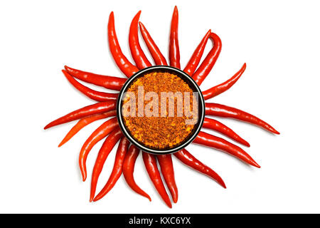 Red Hot Chili Peppers und Chili Pulver auf einem weißen Hintergrund - Ansicht von oben Stockfoto