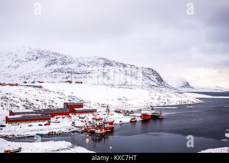 Fischerboote und Hafen Gebäude mit Bergen im Hintergrund, der Hafen von Nuuk, Grönland Stockfoto