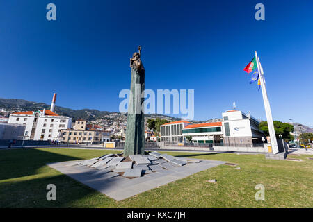 FUNCHAL, PORTUGAL - 6. AUGUST: Der Praca da Autonomia oder Quadrat der Autonomie mit Fahnen und eine Skulptur in Funchal, Portugal am 6. August 2016. Stockfoto