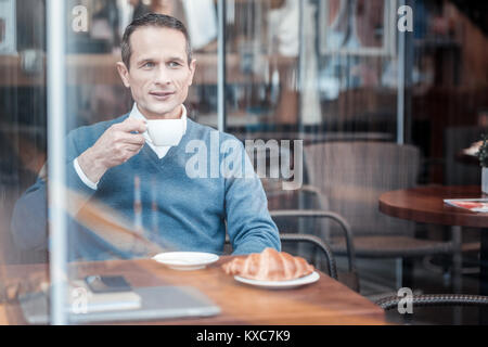 Rätselhafte männliche Person in Kaffeepause Stockfoto