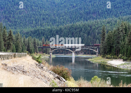 Scenic Highway in Richtung der National Bison Range, Montana Stockfoto