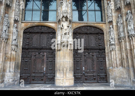 Türen und Fassade der Kathedrale in Ulm, Deutschland Stockfoto