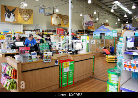 England, Kent, Orpington - ca. Juli 2014: Riesige Auswahl von PET-Produkte für den Verkauf in einem pet-Supermarkt in England Stockfoto