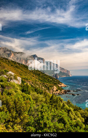 Punta Giradili Massiv mit Punta Pedra Longa Spitze in der Ferne, Costa di Levante, Tyrrhenische Küste, in der Nähe von Santa Maria Navarrese, Sardinien, Italien Stockfoto