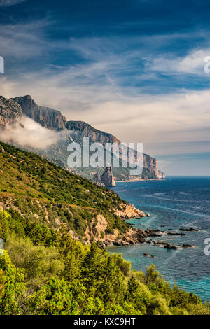 Punta Giradili Massiv mit Punta Pedra Longa Spitze in der Ferne, Costa di Levante, Tyrrhenische Küste, in der Nähe von Santa Maria Navarrese, Sardinien, Italien Stockfoto