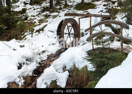 Funktionale kleine Wassermühle Rad im Wald im Winter Stockfoto