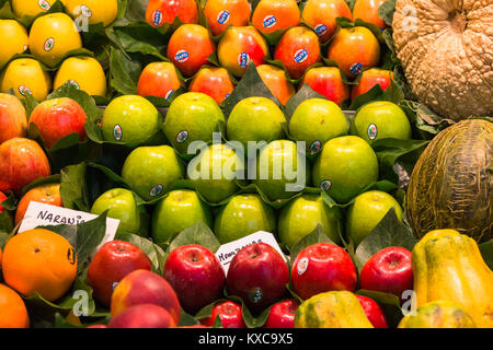 Obst und Gemüse ausgeht, der Markt La Boqueria, La Rambla, Barcelona, Katalonien, Spanien. Stockfoto