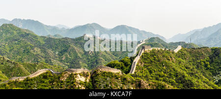 Panorama von der Chinesischen Mauer unter den Bergen in der Nähe von Beijing, China Stockfoto