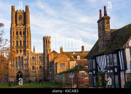 Die Kathedrale von Ely mit Fachwerkhaus in Cambridgeshire. England. UK. Stockfoto