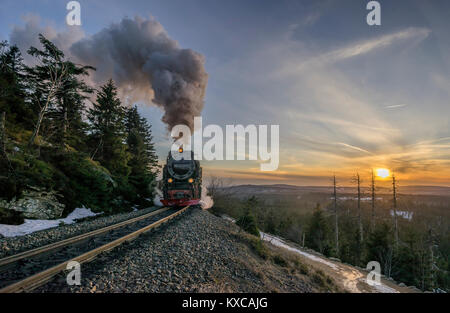 Deutschland, Sachsen-Anhalt, Nationalpark Harz, Brocken, Harzer Schmalspurbahn im winter Stockfoto