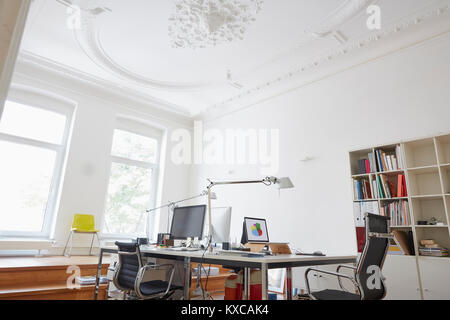 Modernes Büro mit Stuck an der Decke Stockfoto