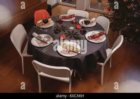 Christmas Dinner Tisch mit Christmas Cracker Stockfoto
