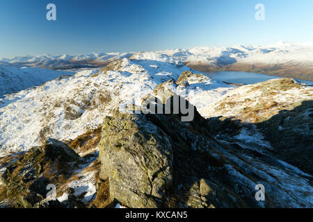 Blick vom Gipfel des Ben Venue im Winter mit Loch Katrine im Hintergrund. Schottland, Großbritannien. Stockfoto