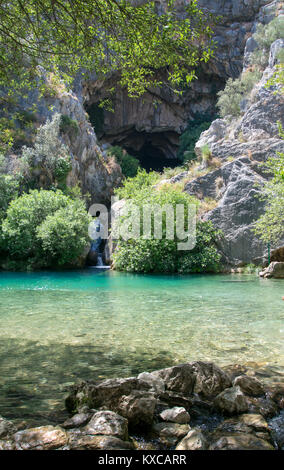 Einen schönen glasklaren Pool aus einer Höhle in der Nähe von Ronda, Spanien Stockfoto