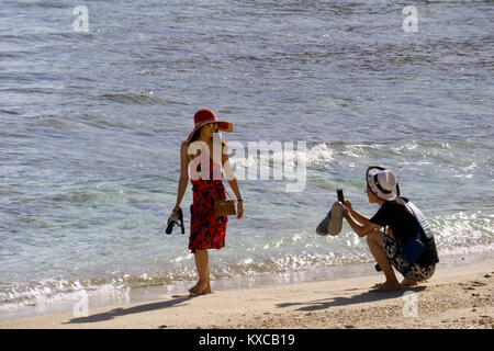 Walking am Strand auf den Seychellen Stockfoto