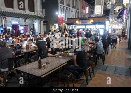 Menschen sitzen und essen Essen in Chinatown, Singapur Stockfoto