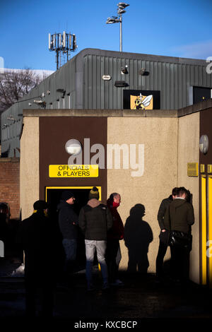 Fans versammeln sich die Drehkreuze außerhalb Recreation Park vor alloa Athletic Peterhead in einem schottischen Liga eine Fixture gespielt. Der Verein wurde 1878 als clackmannan County gebildet, die Namen ändern und die alloa Athletic 1883. Die Besucher gewann das Spiel durch ein Ziel zu Null, von einer Menge von 504 beobachtet. Stockfoto