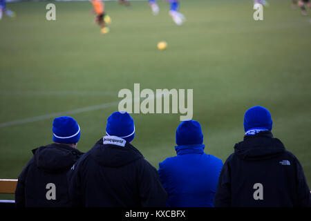 Vier weg Anhänger gerade die erste Hälfte Aktion als Alloa Athletic in Peterhead (in Blau) in einem schottischen Liga eine Befestigung am Freizeitpark, mit den Ochil Hills im Hintergrund. Der Verein wurde 1878 als clackmannan County gebildet, die Namen ändern und die alloa Athletic 1883. Die Besucher gewann das Spiel durch ein Ziel zu Null, von einer Menge von 504 beobachtet. Stockfoto