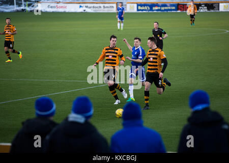 Vier weg Anhänger gerade die erste Hälfte Aktion als Alloa Athletic in Peterhead (in Blau) in einem schottischen Liga eine Befestigung am Freizeitpark, mit den Ochil Hills im Hintergrund. Der Verein wurde 1878 als clackmannan County gebildet, die Namen ändern und die alloa Athletic 1883. Die Besucher gewann das Spiel durch ein Ziel zu Null, von einer Menge von 504 beobachtet. Stockfoto