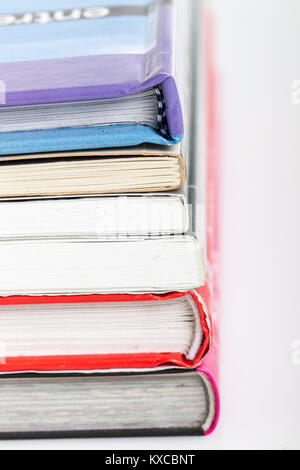 Stapel von Büchern auf Weiß. Stockfoto
