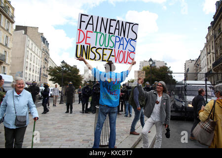 Paris, Frankreich. 12 Sep, 2017. Heute zehn Tausende oder sogar mehr protestierten gegen die so genannte "loi travail XXL" in Paris, Frankreich. Am Ende wurde es ein wenig gewalttätig. Der Rest der Demonstration war friedlich. Credit: Alexander Pohl/Pacific Press/Alamy leben Nachrichten Stockfoto