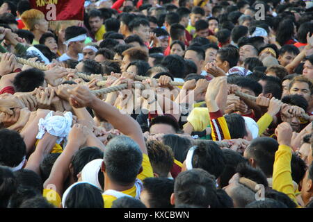 Manila, Philippinen. 09 Jan, 2018. Ein Anhänger, die versuchen, das Seil des Schwarzen Nazareners Prozession an der Rizal Park in Manila City zu berühren die Traslacion des Schwarzen Nazareners Festival am Jan. 9, 2018 beigetreten. Anhänger, die versuchen, das Symbol des Schwarzen Nazareners und das Seil als ihren Glauben, dass es Ihren Wünschen oder einen Teil Ihrer "Panata" oder Andachten gewährt werden, zu berühren. Credit: Gregorio B. Dantes jr./Pacific Press/Alamy leben Nachrichten Stockfoto