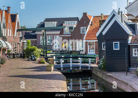 Kleinen Kanal und historischen Häusern im Zentrum von Volendam, Niederlande Stockfoto