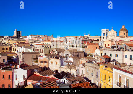 Ein luftbild der Altstadt von Cagliari, Sardinien, Italien, Hervorhebung der Glockenturm und der Oberseite der Fassade der Kathedrale Saint Marias auf Stockfoto