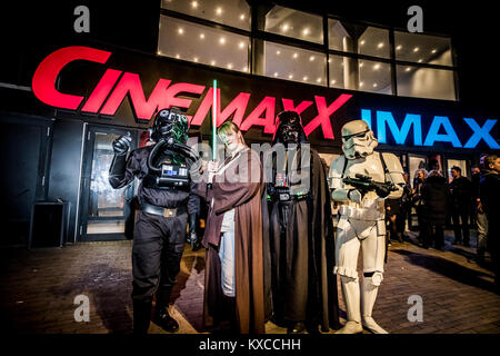 Kopenhagen, Dänemark - 15. Dezember 2017. Star Wars cosplayer Line up für die Premiere der Star Wars - Der letzte Jedi Film im Cinemaxx Kino am Fisketorvet in Kopenhagen. Stockfoto