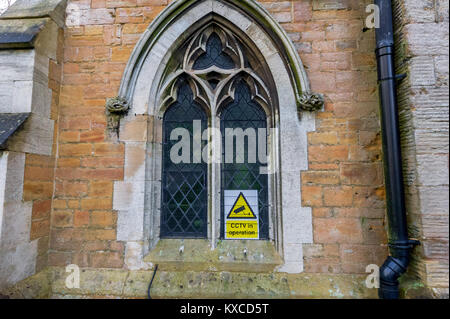 CCTV-Zeichen in einem Fenster der Kirche führen. Stockfoto