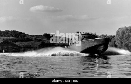 AJAXNETPHOTO. 1971. SEINE, Frankreich. - 38 Knoten nach LE HAVRE - HMS SABRE REISE NACH PARIS - P275 am MCP AUF DER SEINE. Fotos: COPYRIGHT JONATHAN EASTLAND REF.: RX 7151204 65 Stockfoto