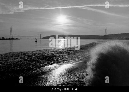 AJAXNETPHOTO. 1971. SEINE, Fecamp, Frankreich. - 38 Knoten nach LE HAVRE - HMS SABRE REISE NACH PARIS - SABRE SCHNEIDET EIN LOCH IM WASSER, WIE SIE RENNEN ins Landesinnere in Richtung Rouen. Die riesige HÄNGEBRÜCKE BEI TANCARVILLE DIPS ACHTERAUS unter einer sterbenden Sonne. Foto: Jonathan Eastland/AJAX REF.: RX 7151204 118 Stockfoto