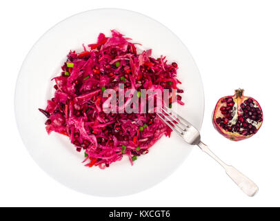 Salat mit roten Rüben, Kohl, Karotten und Granatapfel Stockfoto