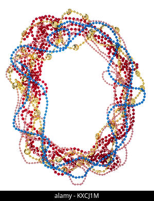 Glänzend bunten Mardi Gras Perlen wie Blau, Rot, Gold und Rosa auf weißem Hintergrund Stockfoto