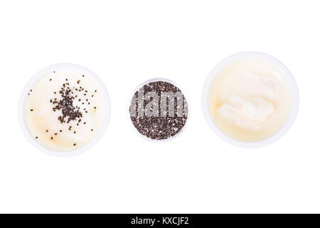 Das gesunde Essen. Naturjoghurt mit Chia Samen auf weißem Hintergrund Stockfoto